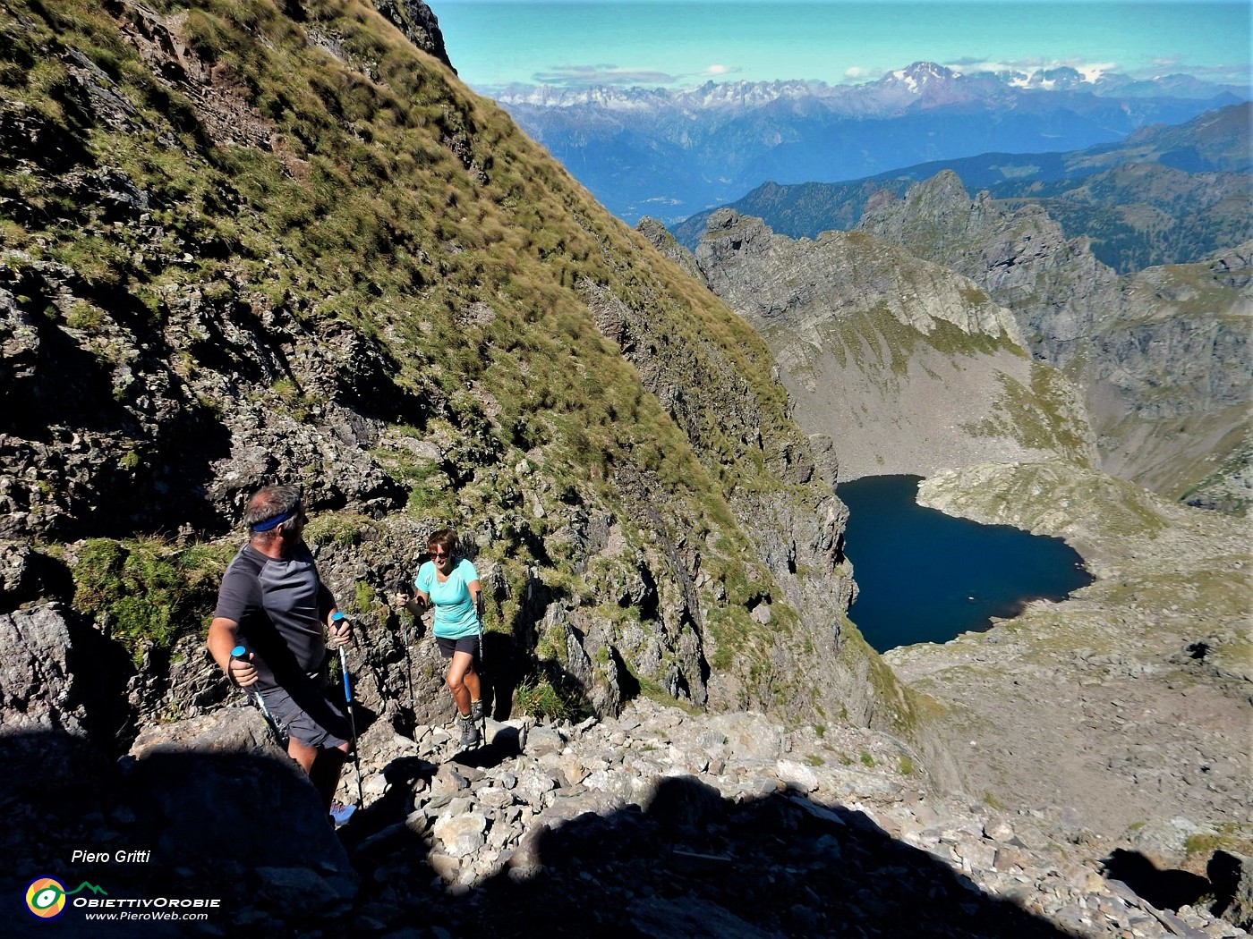 63 Salendo il ripido canalino di rocce e sfasciumi per il Pizzo Paradiso.jpg